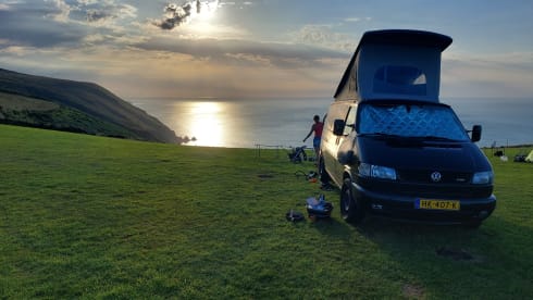 4p Volkswagen campervan with lifting roof tent