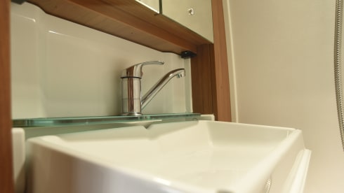 Acer – Delux Campervan with toilet/shower. Sleeps 4 travels 4