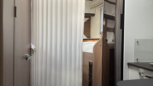 De Vroem Vroem Camper – 4p Bürstner Lyseo Futura TDG690G semi-integrated from 2024!