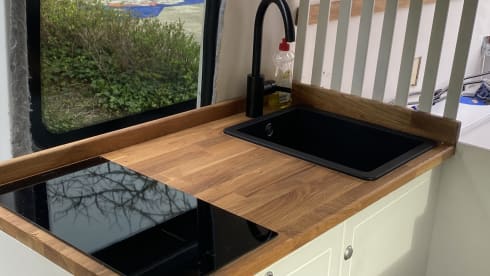 Casa Mobiel – Ruime off grid buscamper - mooi ingebouwd