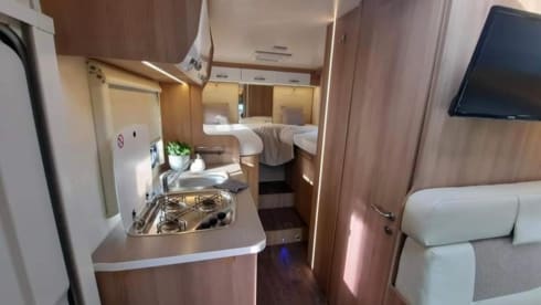 Rijdt erg comfortabel.  – Luxuriously furnished Rollerteam with length beds. 2.10 m standing height. Two air conditioners
