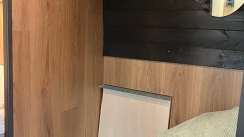 Heunie 2 – Lovely campervan from 2016 with 2 lengthways beds