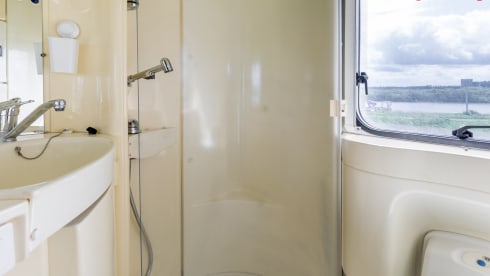 Knaussie – Wonderful compact alcove camper with 4 sleeping places
