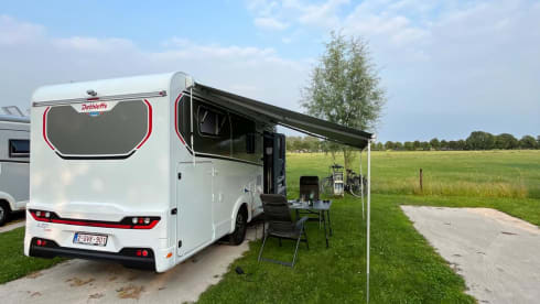 Zorgeloos op reis in een 3p Dethleffs 2025–fietsen veilig opgeborgen!