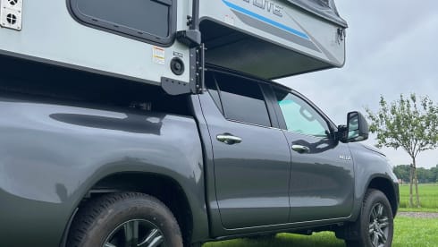 Real-Lite – Toyota Hilux (2025) with camper unit