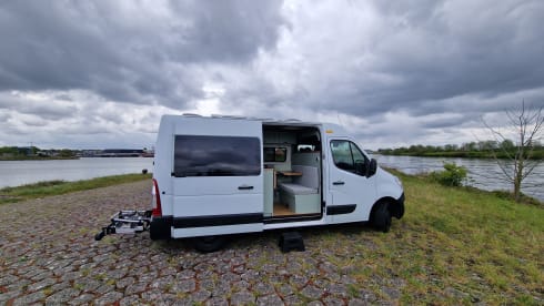 Oos Böske – Oos Böske – Buscamper 2/3 person Renault Master (2 x length bed!)