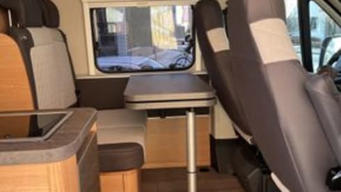 Cara – Van (6 m) from Weinberg with pop-up roof for rent
