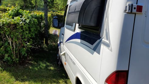 Barry Klasbak – Compact, cozy and maintained Mercedes Sprinter for 2 (tall) people