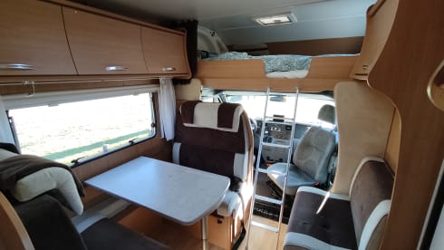 Diesel de roze schaats (kids zijn creatief 😄) – Comfortable and complete 6p alcove camper