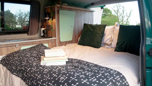 Pretty Green – Volkswagen campervan met 2 slaapplaatsen uit 2006
