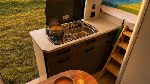 Houseonwheels Black edition – Renault Master campervan 25 novembre 4000 km bagno con doccia/WC riscaldatore ausiliario.