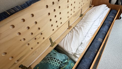 Super-camper – 2-person Mercedes-Benz bus from 2001