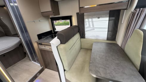 Chausson 758 – 5-person luxury camper with barbecue and outdoor shower 