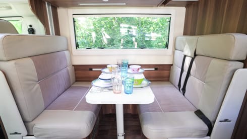 Roscoe – Luxury motorhome - sleeps 6 - Includes Insurance