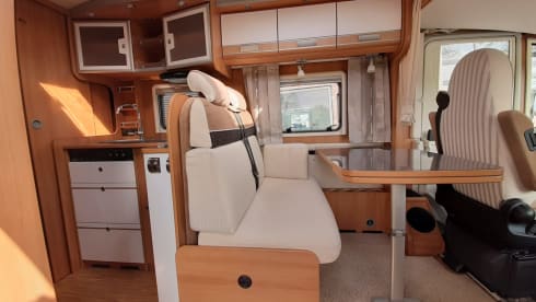 Mo – Fiat4p Dethleffs integrated from 2009 very luxurious and neat. Spacious motorhome.