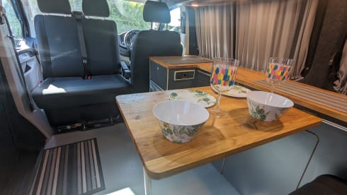 Black Beauty – 4 berth 4WD Automatic VW Transporter