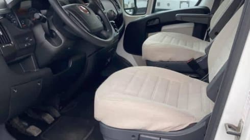 Bella Carina – 6 person Camper McLouis Alcove 