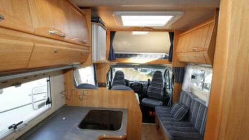Bob – Spacious, cozy camper with air conditioning + navigation for family