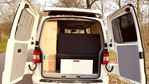 Babs – 4p Volkswagen campervan with roof bed