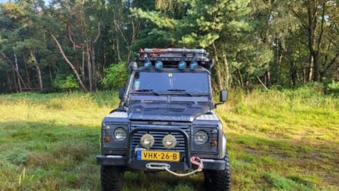 2.5p Landrover Defender 4x4 expedition car 