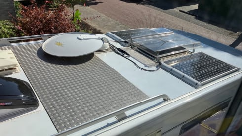 Spacious 4-5 person Hymer (very suitable for young families)