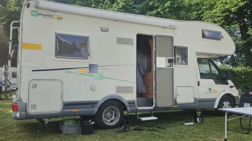 Keurig nette en ruime 6-persoons Chausson uit 2006 met Ford onderstel. 