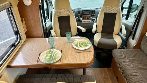 5p Bürstner With single beds and electric fold-down bed