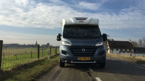 Modern Camper, automatic with air conditioning, TV and bicycle lift💪 fully equipped!