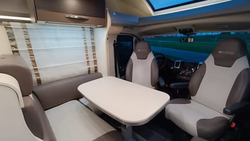 Luxuriously equipped 4-person Chausson