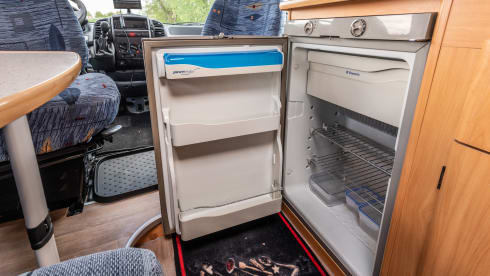 Compact semi-integrated motorhome