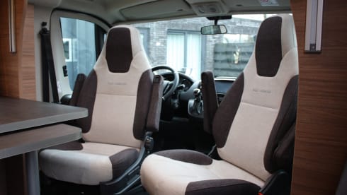 half integraal camper – This luxurious 4-person semi-integrated camper from the Weinsberg brand 