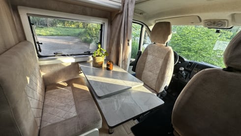 Bowie – Attractive, luxurious, off-grid campervan (incl. all-risk insurance)