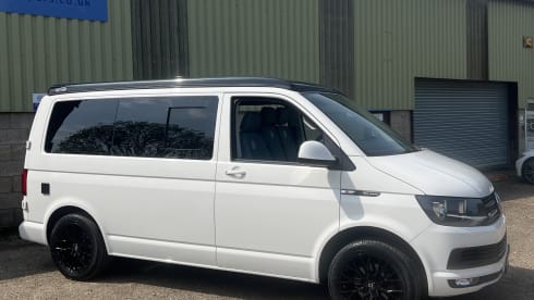 Woody – 4 berth Volkswagen campervan from 2018