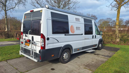 Compact and cozy 2-person Citroën Jumper Globecar bus from 2015