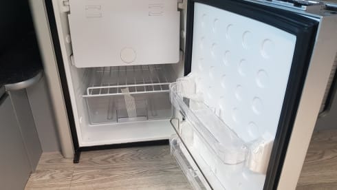 Black Beauty – Mercedes-Benz campervan Brand new conversion with drive away Awning