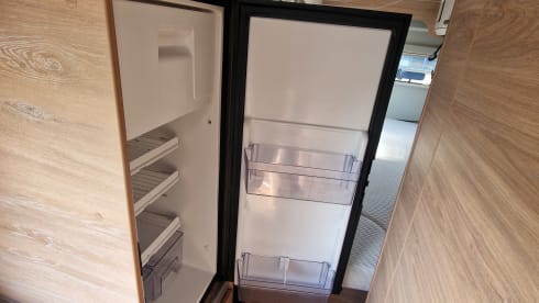 C35 –  Zeer luxe MAN-Knaus camper bus met groot vast bed 