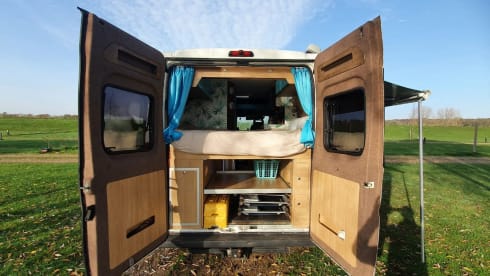 Cozy, very complete bus camper