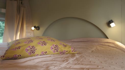 Camper Moos – Camper Moos - Sfeervolle off-grid zelfbouw camperbus