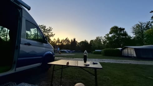 4p VW Crafter offgrid bus uit 2026 met lengtebed, daktent en fietsendrager
