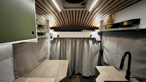 Nomad – Luxe Off-Grid Ford Transit – Airco – 6 kWh – Vrij Kamperen
