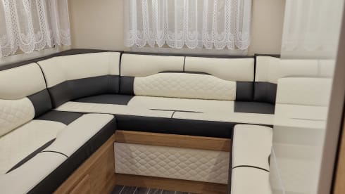 5 belts and 6 berth Fiat AutoRoller 747  year 2021