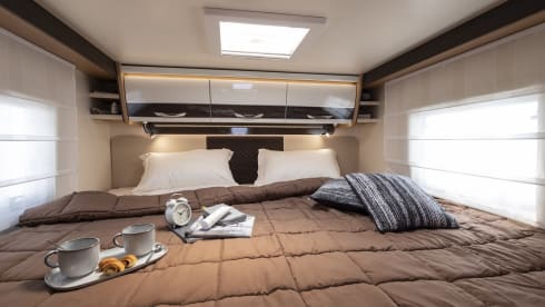 McLouis 2 Automaat – Premium Freedom! Modern Italian camper with single beds 