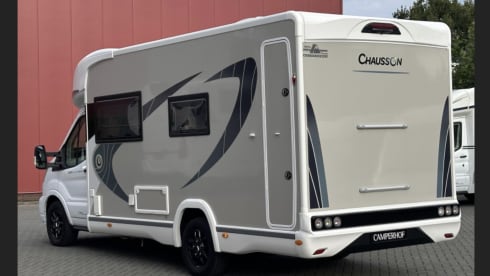 TRAVELKEES De Ruimste camper op de markt nu nieuw in de verhuur!  – Nieuw in de verhuur! Chauson 640 titanium premium nagenoeg nieuw! 