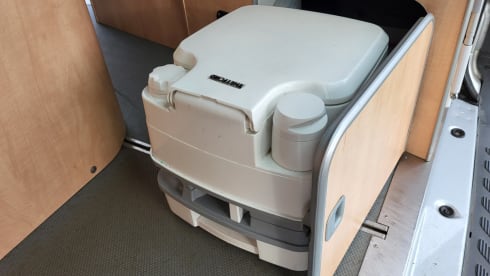 Nuggie – 4-5 seater 2008 Ford Nugget with high roof 