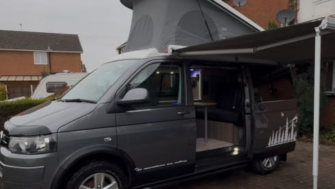 Dougie – Beautiful converted VW T5.1 Transporter 4 berth
