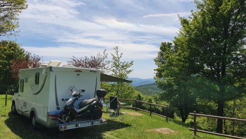 Beautiful luxury and compact (6.40 meters) motorhome with everything you wish for...