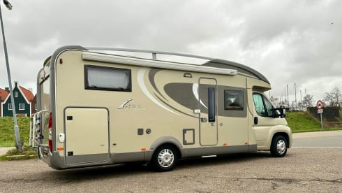 5p Bürstner With single beds and electric fold-down bed