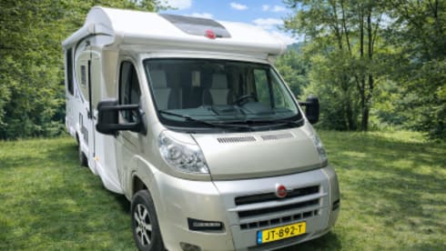 4p Bürstner 160 hp semi-integrated (2013)