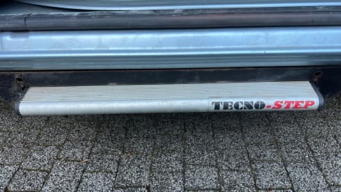 PREMIUM BLUE – 2 berth Peugeot campervan from 2022