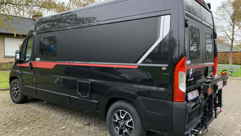 Black Beauty – Luxury Pilote bus camper for 2 persons